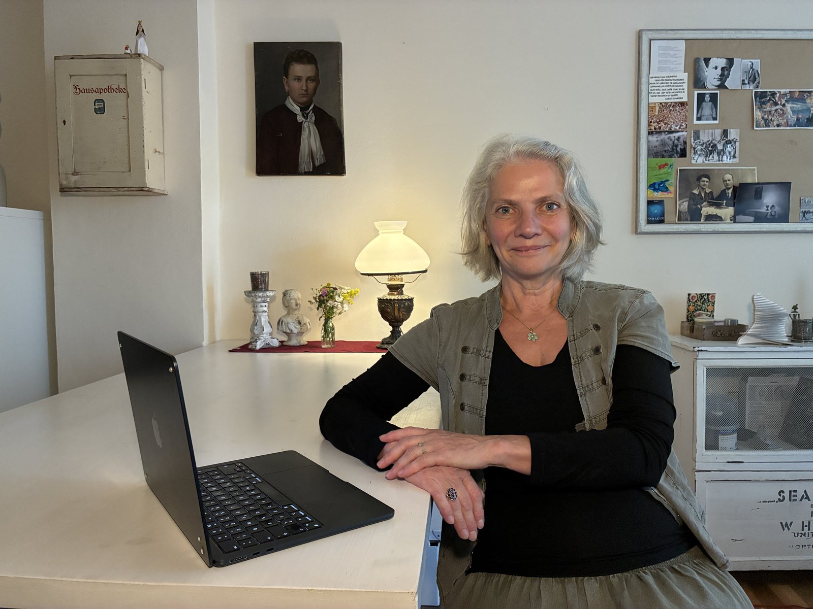 Heike Bittner heute in ihrem Büro vor dem Porträt ihrer Urgroßmutter Auguste